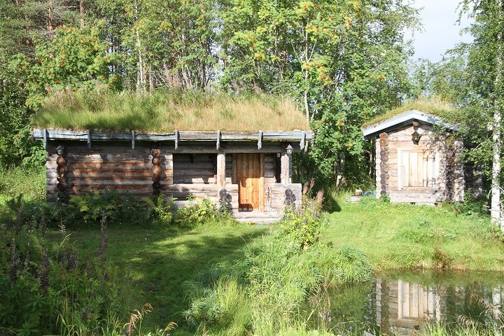 Pykälän kelomökkien sauna ja lampi