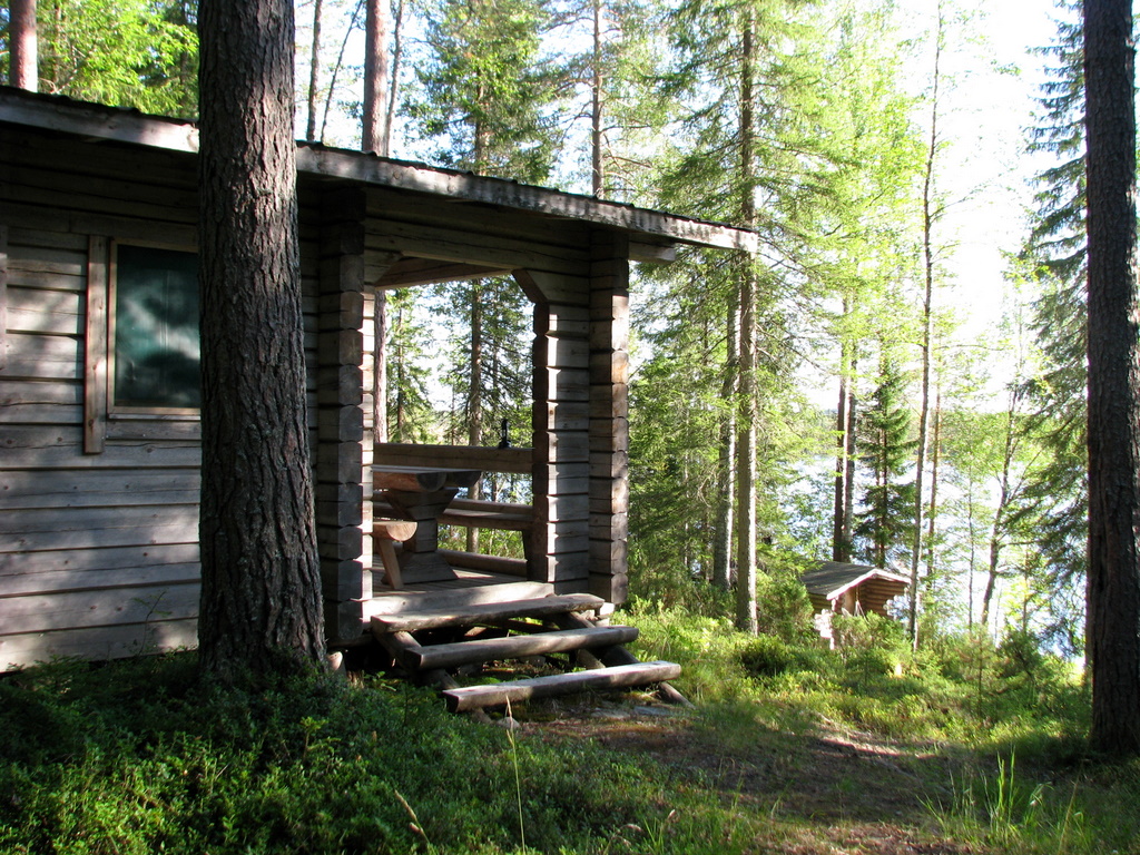 Mökki Rastinjärven rannalla Kuhmossa