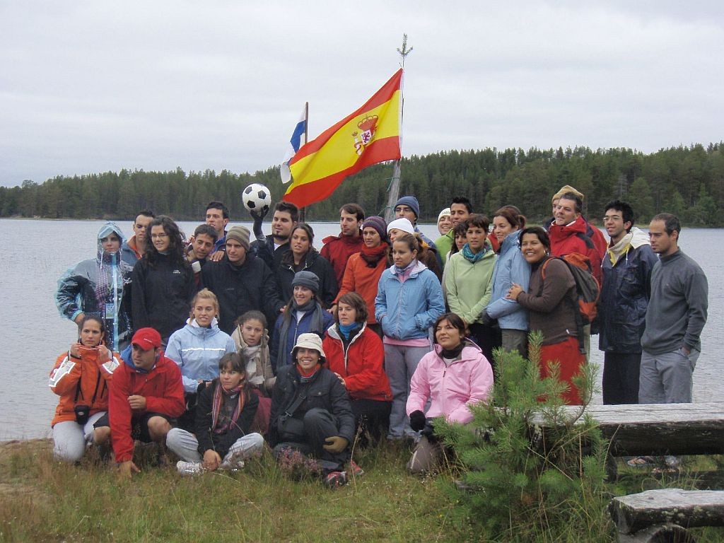 Leirikoululaiset ryhmäkuvassa Espanjan lipun kanssa.
